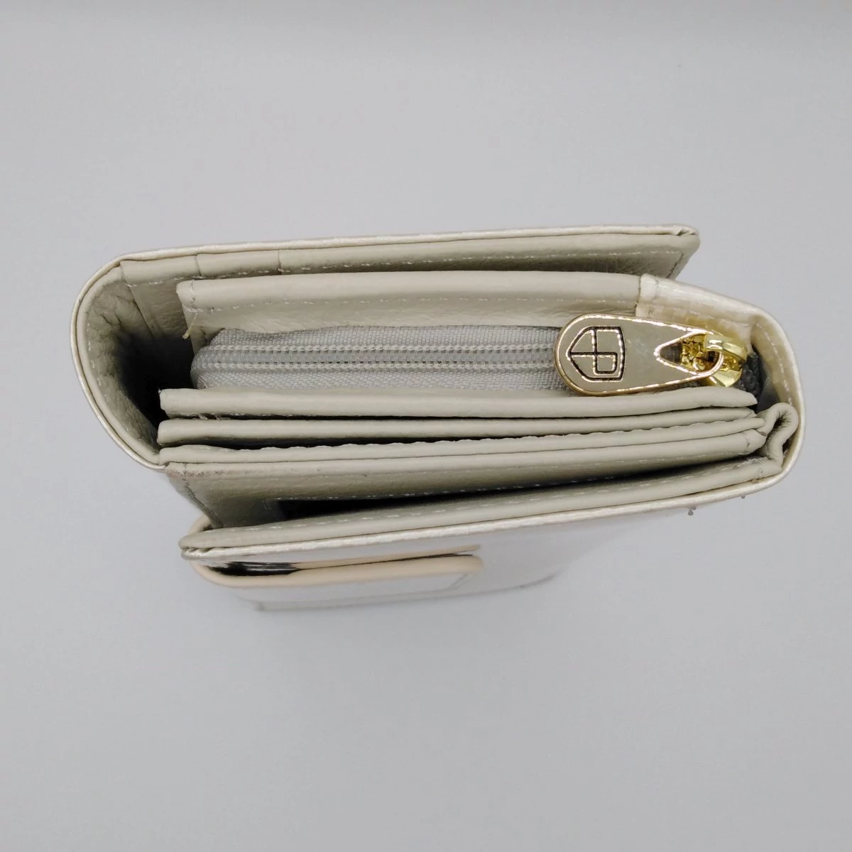 42100 Peterson pénztárca kívül kártyás beige